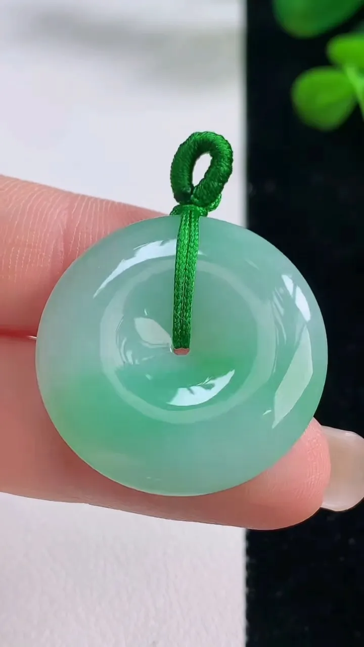 天然A货翡翠平安扣吊坠，尺寸27.3-5，重量:7.84g
8月29日