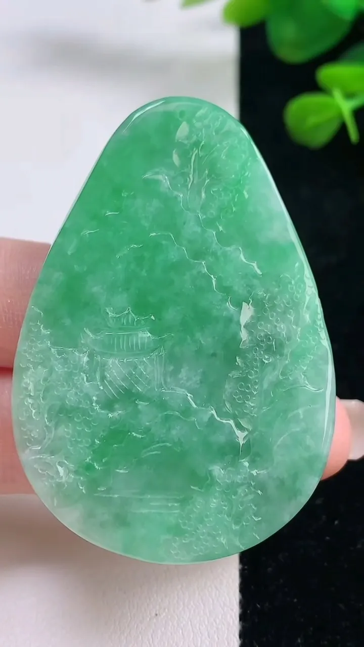 天然A货翡翠山水牌吊坠，尺寸54.5-38-8.5，重量:33.22g
8月29日