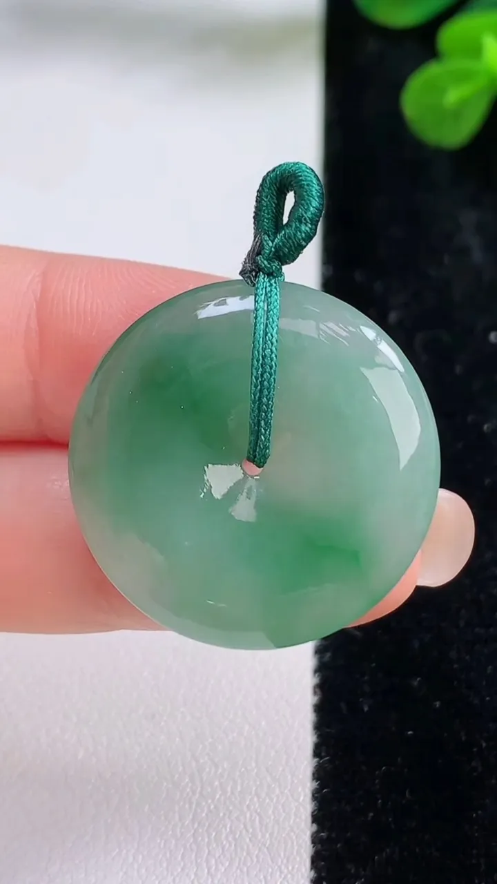 天然A货翡翠平安扣吊坠，尺寸27-5，重量:7.80g
8月29日