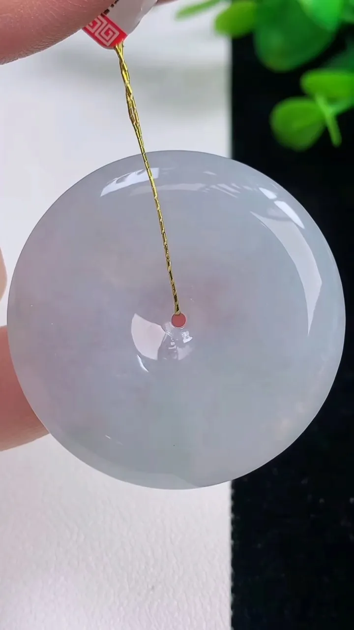 天然A货翡翠平安扣吊坠，尺寸37.7-6.7，重量:20.54g
8月29日