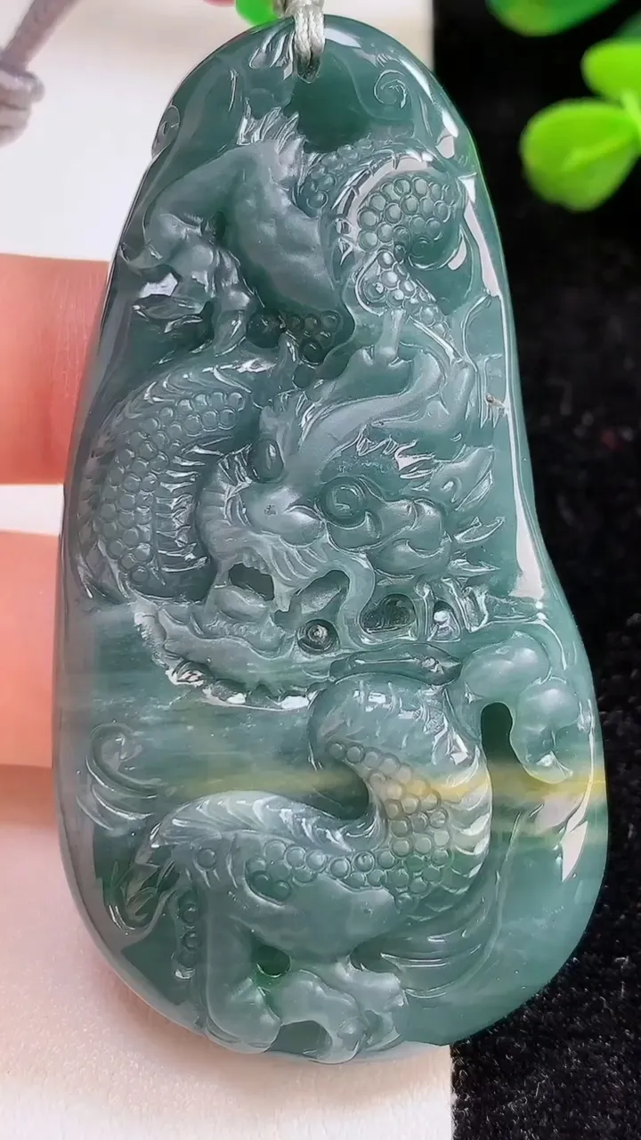 天然A货翡翠龙牌吊坠，尺寸66.8-35.6-12，重:47.85g
8月29日