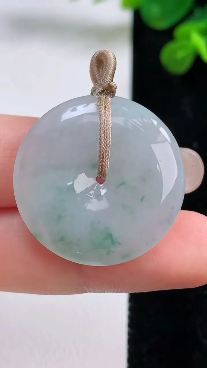 天然A货翡翠冰种飘花平安扣吊坠，尺寸27.8-4.7，重量:7.67g
8月29日