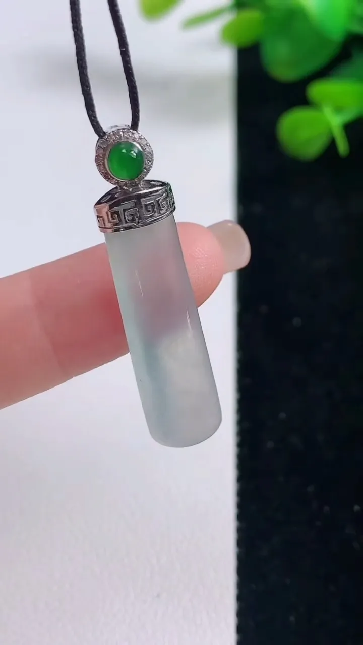 天然A货翡翠种白冰平安柱吊坠，尺寸30.7-8.7-4.2，重量:3.40g
8月29日