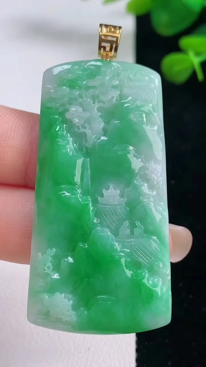 天然A货翡翠山水牌吊坠，尺寸52.5-26.2-5，重量:18.43g
8月29日