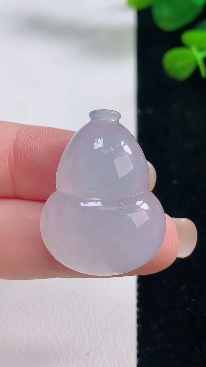 天然A货翡翠葫芦镶嵌件，尺寸30-23-7.8，重量:9.66g
8月29日