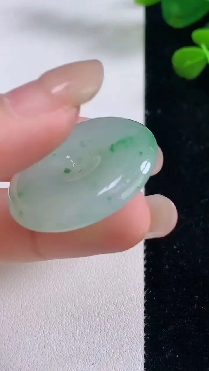 天然A货翡翠平安扣吊坠，尺寸30.5-6.5，重:12.27g
8月29日