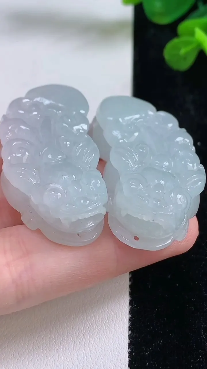 天然A货翡翠貔貅吊坠一对，尺寸42.8-20.5-11.5，重量:50.00g
8月29日