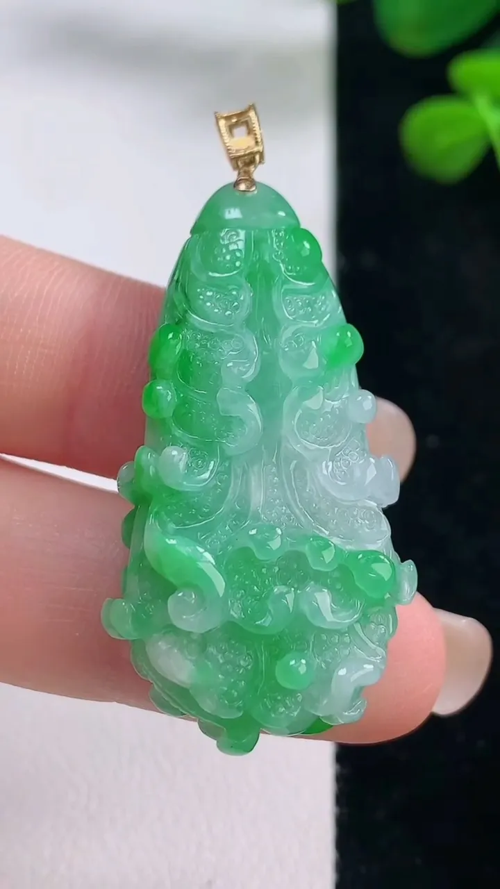 天然A货翡翠白菜吊坠，尺寸38.5-20-8.8，重量:12.73g
8月29日