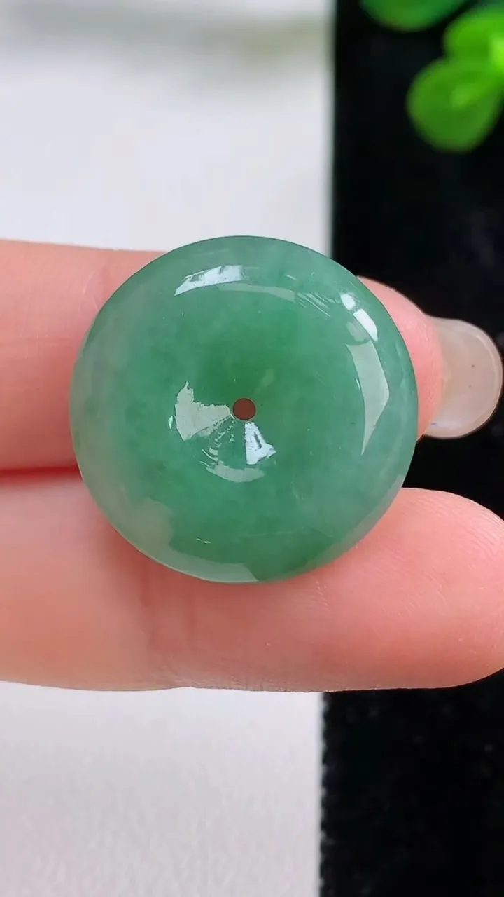 天然A货翡翠平安扣吊坠，尺寸22-6，重量:5.91g
8月29日