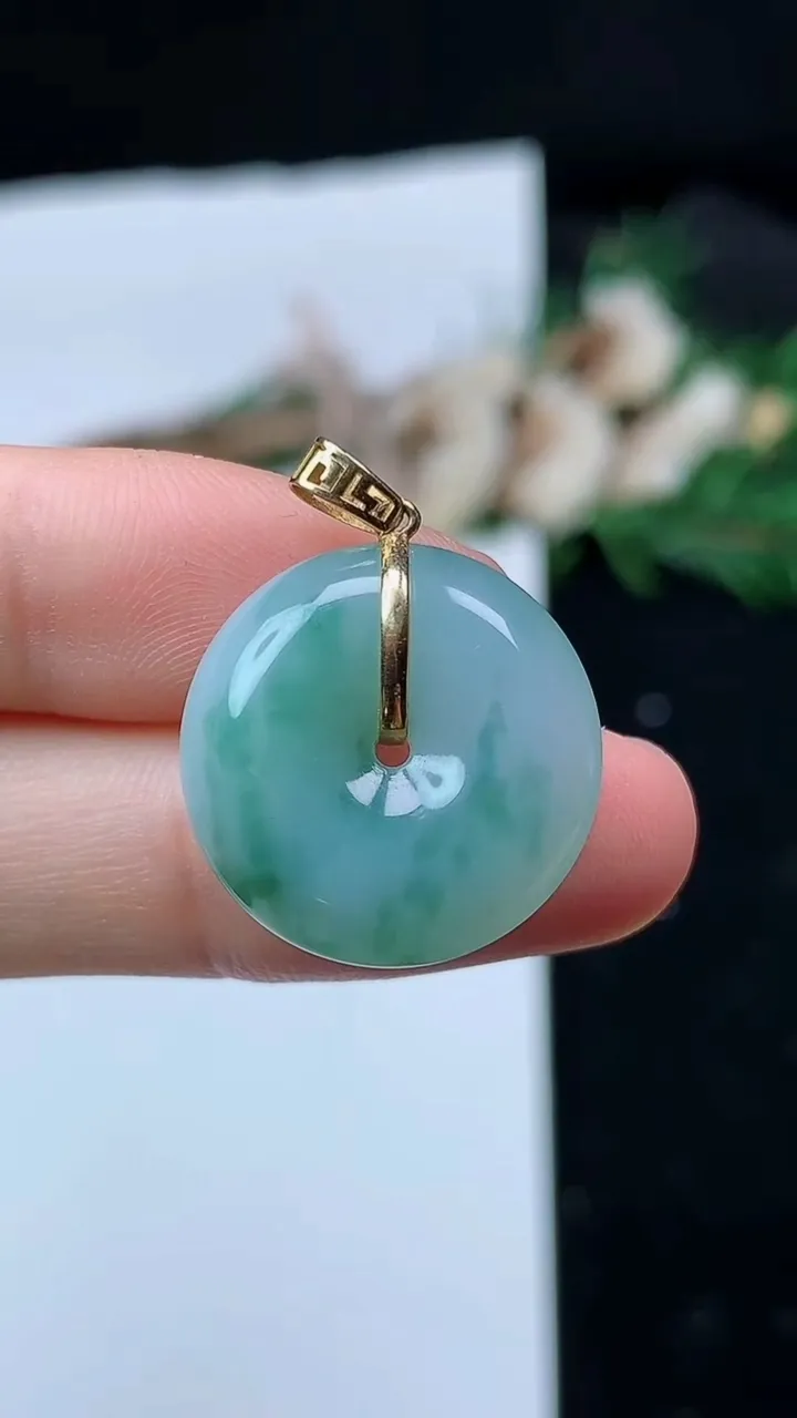 天然A货翡翠k金飘花平安扣吊坠，尺寸19.5-6，重量:4.70g
8月29日