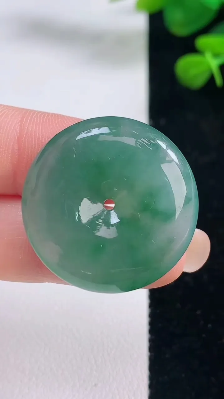 天然A货翡翠平安扣吊坠，尺寸28-6.5，重量:10.50g
8月29日