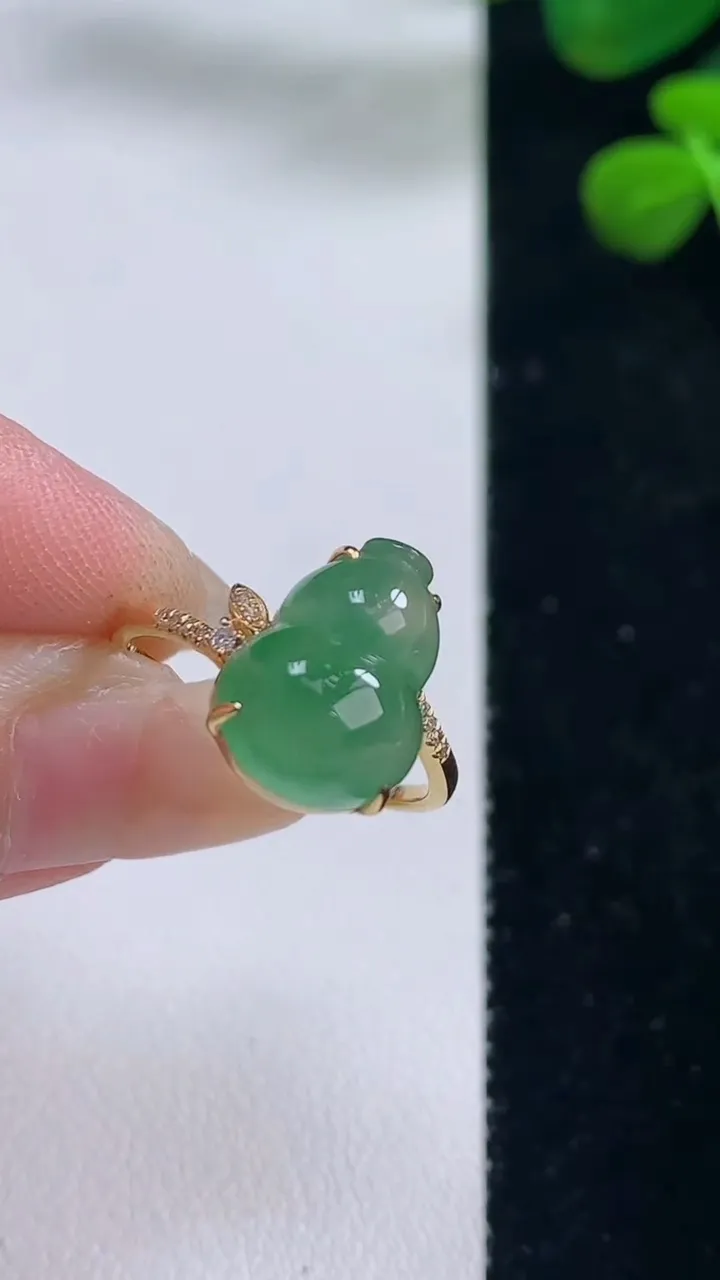 天然A货翡翠葫芦戒指，尺寸18.8-13-9.8，重量:2.92g2025年8月29日
工厂直销收藏佳品,种好水足，色泽均匀，有种有色，上手高大气！