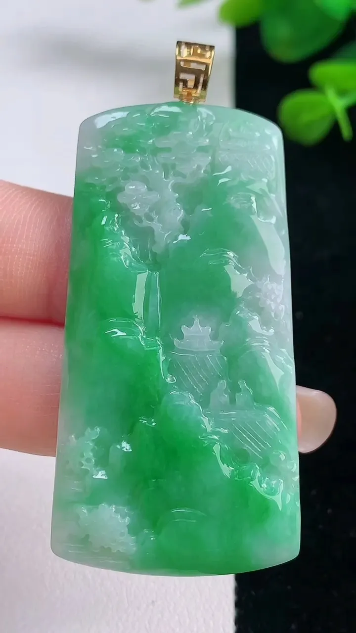 天然A货翡翠山水牌吊坠，尺寸52.5-26.2-5，重量:18.43g
8月29日