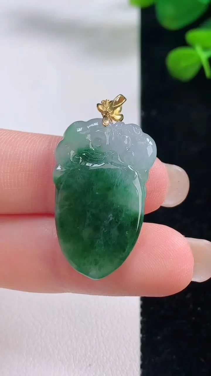 天然A货翡翠种飘花福瓜吊坠，尺寸28-16.5-5，重量:5.21g
8月29日