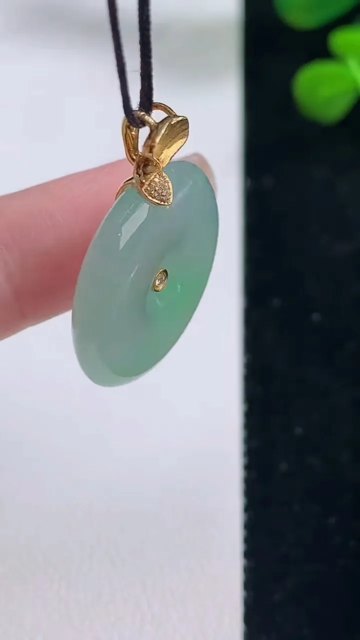 天然A货翡翠平安扣吊坠，尺寸22.5-5.4，重量:6.39g
8月29日