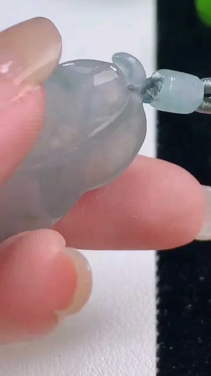 天然A货翡翠冰种飘花金枝玉叶 叶子吊坠，尺寸40.3-19-5，重量:8.30g
8月29日