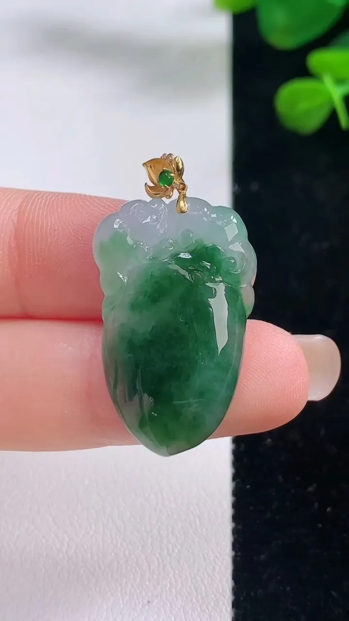 天然A货翡翠种飘花福瓜吊坠，尺寸28-16.5-5，重量:5.21g
8月29日