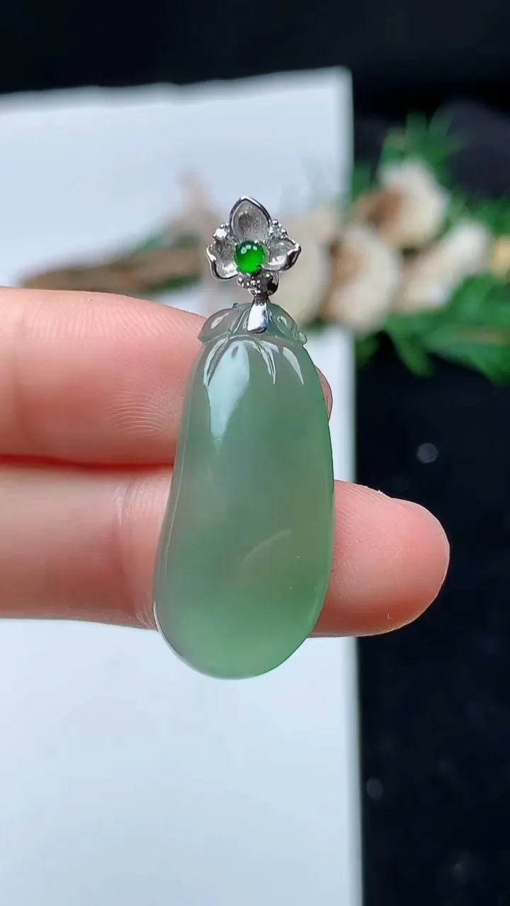 天然A货翡翠福瓜吊坠，尺寸27.9-13.5-3.8，重量:3.47g
8月29日