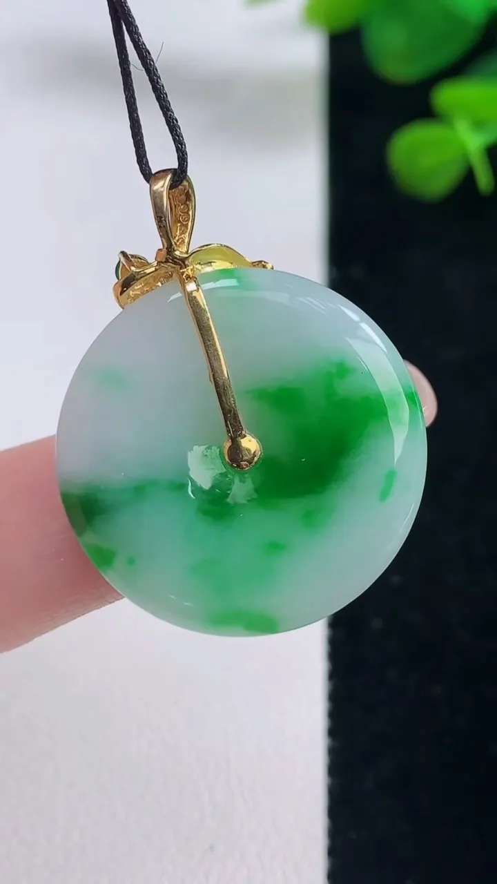天然A货翡翠平安扣吊坠，尺寸25.7-4.2，重量:6.86g
8月29日