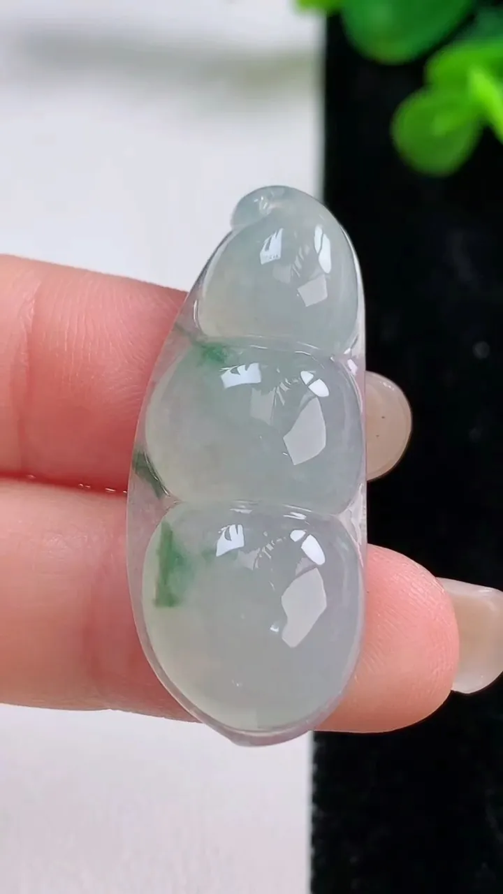 天然A货翡翠冰种飘花福豆 四季豆吊坠，尺寸38-15.5-6，重量:6.57g
8月29日