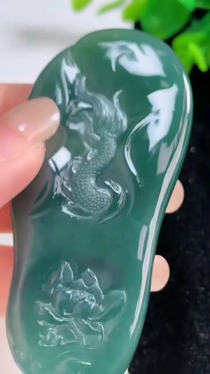 天然A货翡翠蓝水文殊菩萨吊坠，尺寸76-37.2-7.3，重量:42.32g
8月29日