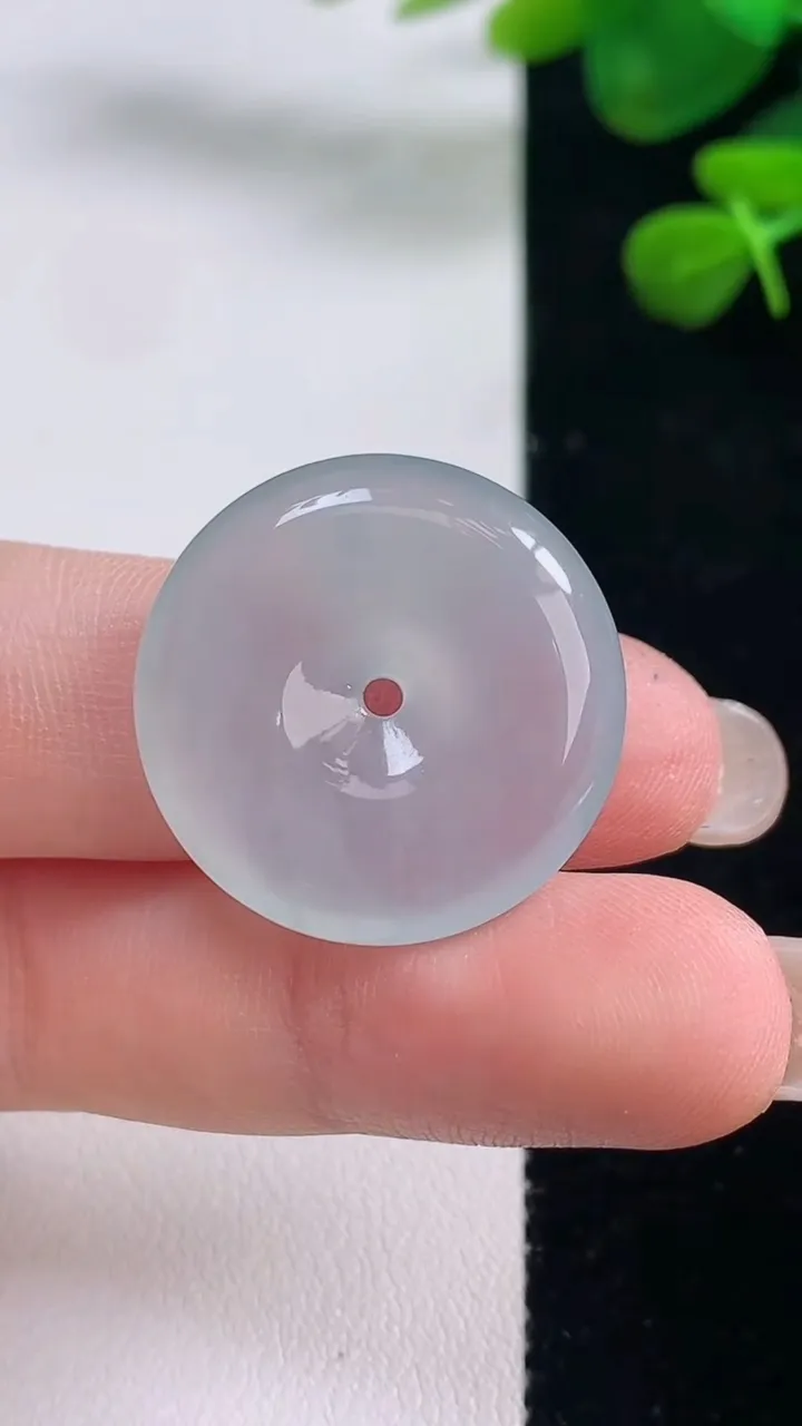 天然A货翡翠平安扣吊坠，尺寸24.6-5.5，重量:7.00g
8月29日