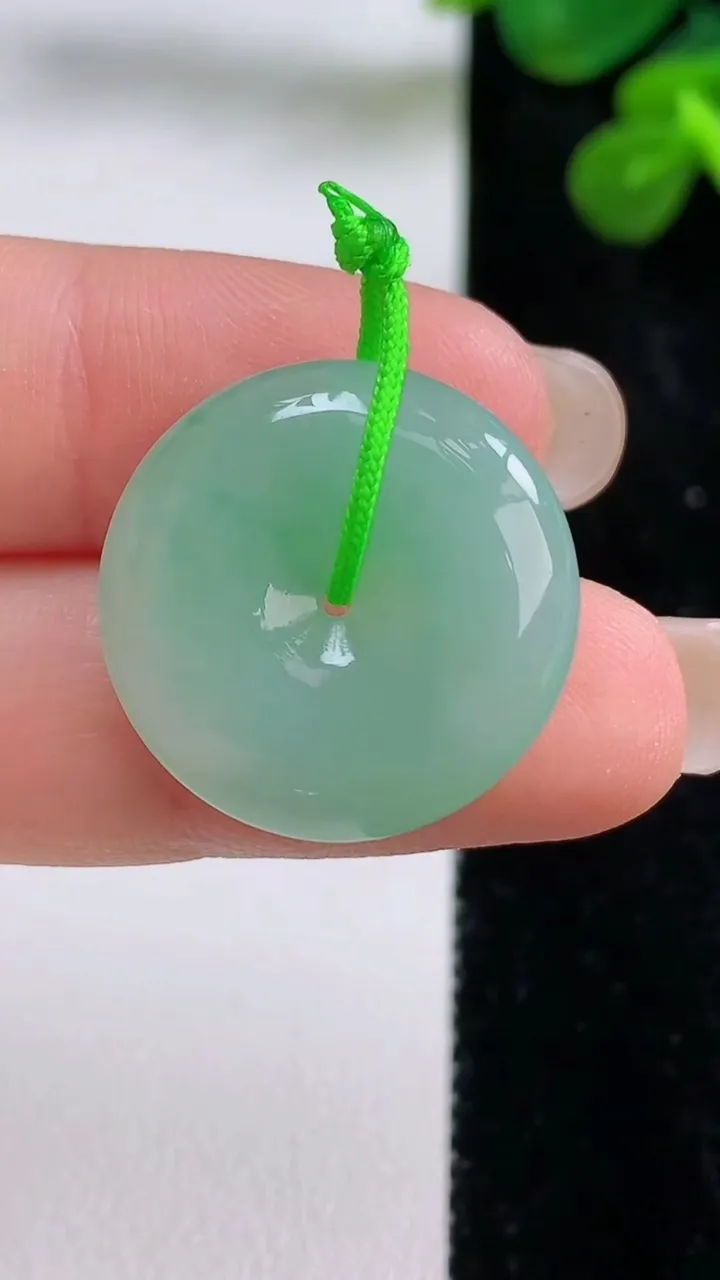 天然A货翡翠平安扣吊坠，尺寸22-5.3，重量:5.27g
8月29日