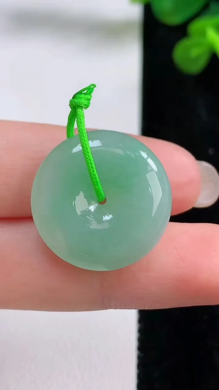 天然A货翡翠平安扣吊坠，尺寸22-5.3，重量:5.27g
8月29日