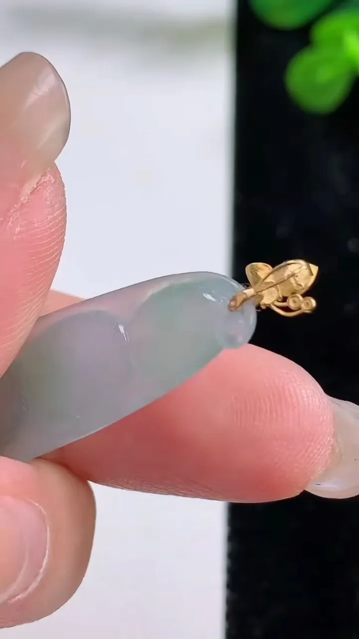 天然A货翡翠福豆 四季豆吊坠，尺寸32.3-10.7-5，重量:3.31g
8月29日