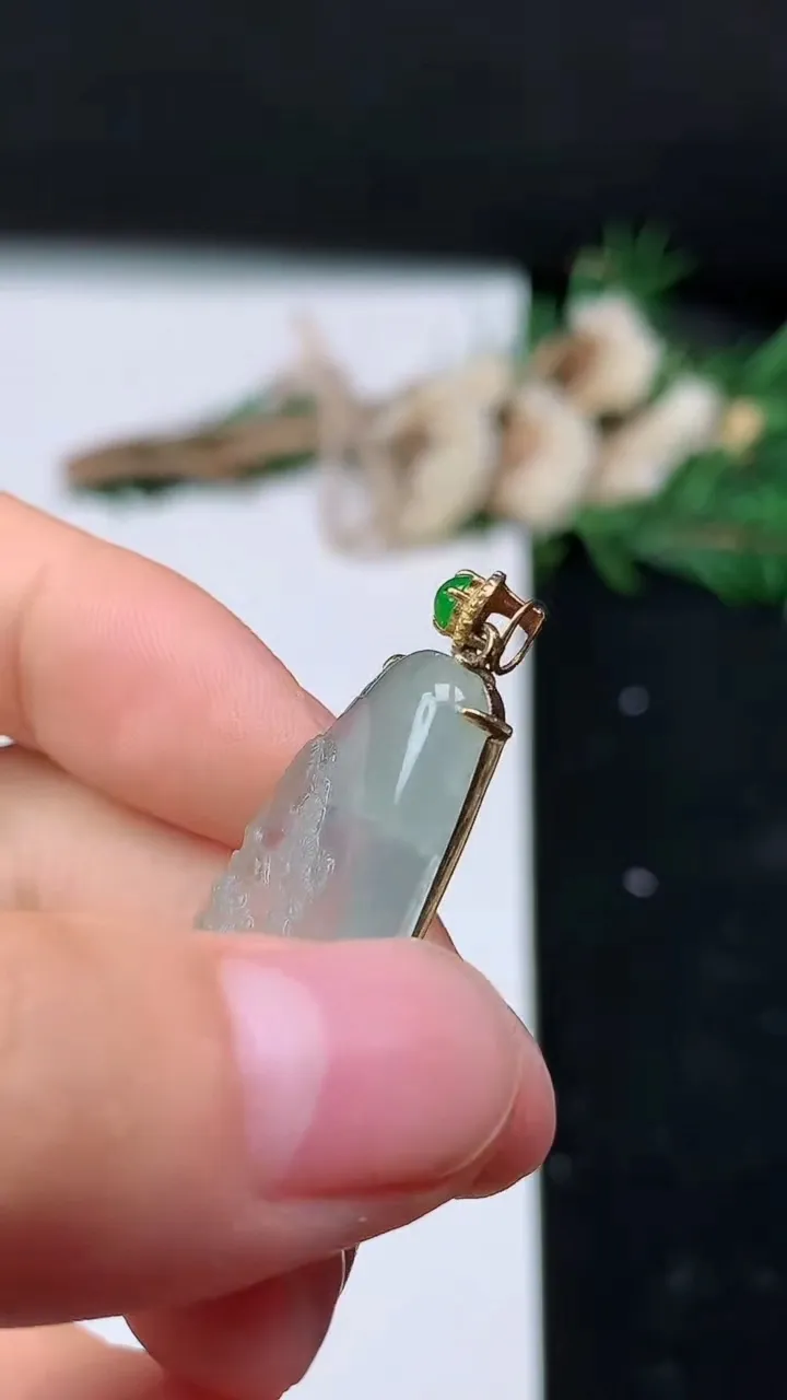 天然A货翡翠白冰花开富贵吊坠，尺寸26.2-17-5.2，重量:5.00g
8月29日