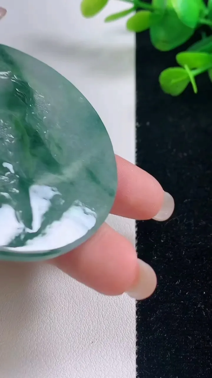 天然A货翡翠牌吊坠，尺寸56.8-5.3，重量:42.88g
8月29日