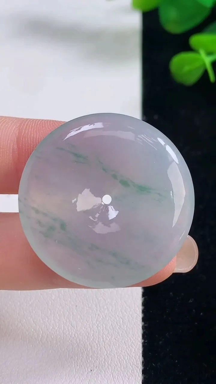 天然A货翡翠冰种飘花平安扣吊坠，尺寸32.6-5，重量:11.56g
8月29日