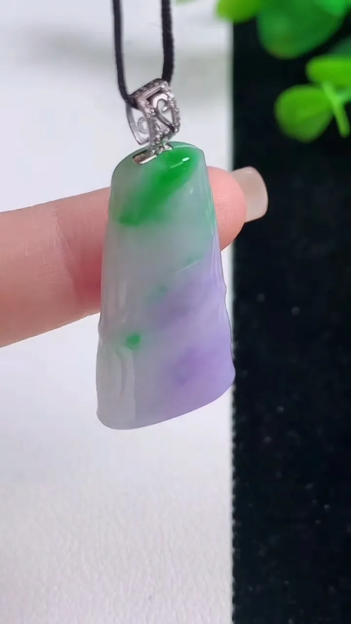 天然A货翡翠18k金春带彩 紫罗兰节节高升 竹节吊坠，尺寸36-17-4.2，重量:6.91g
8月29日