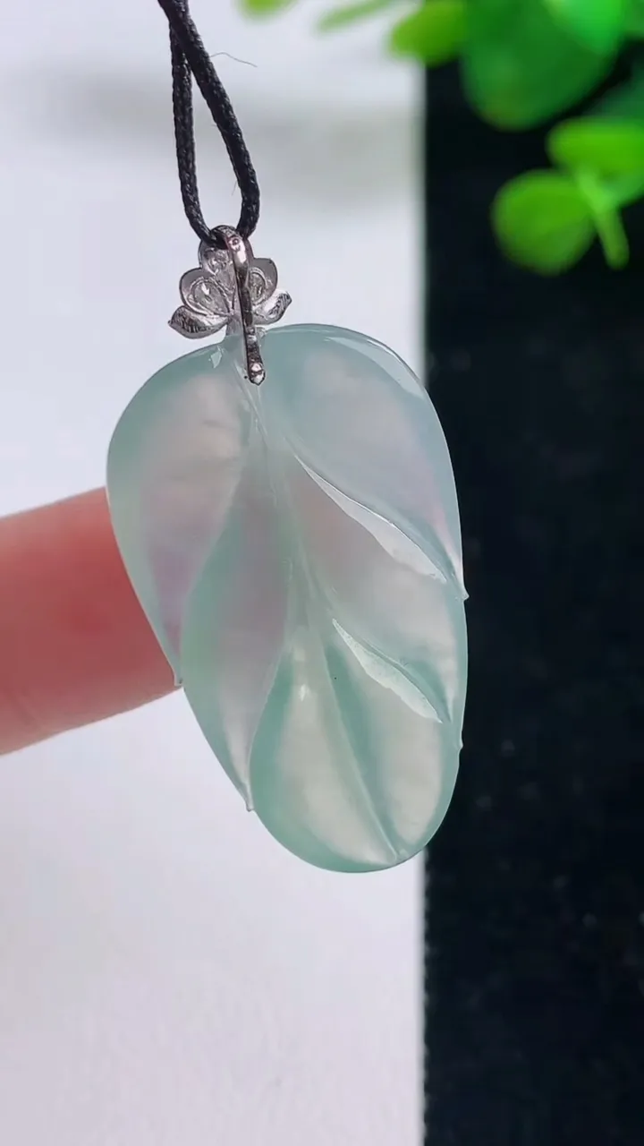 天然A货翡翠金枝玉叶 叶子吊坠，尺寸29.6-17-4.4，重量:4.38g
8月29日