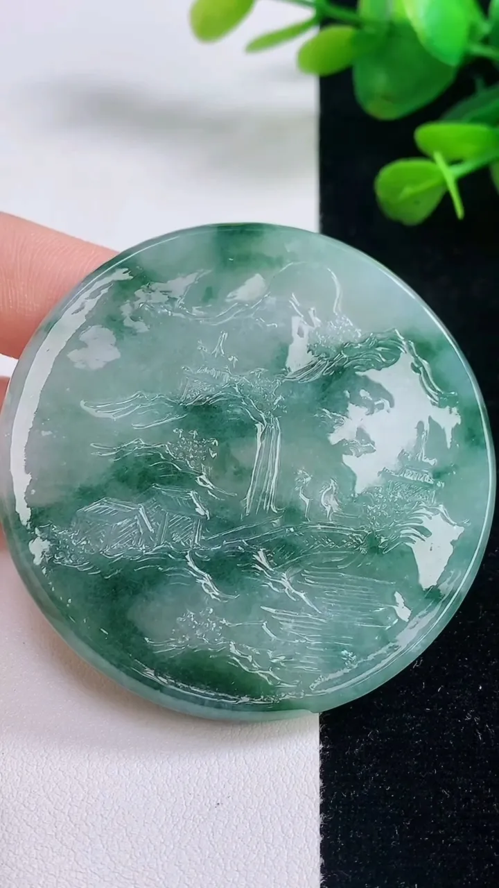 天然A货翡翠牌吊坠，尺寸56.8-5.3，重量:42.88g
8月29日