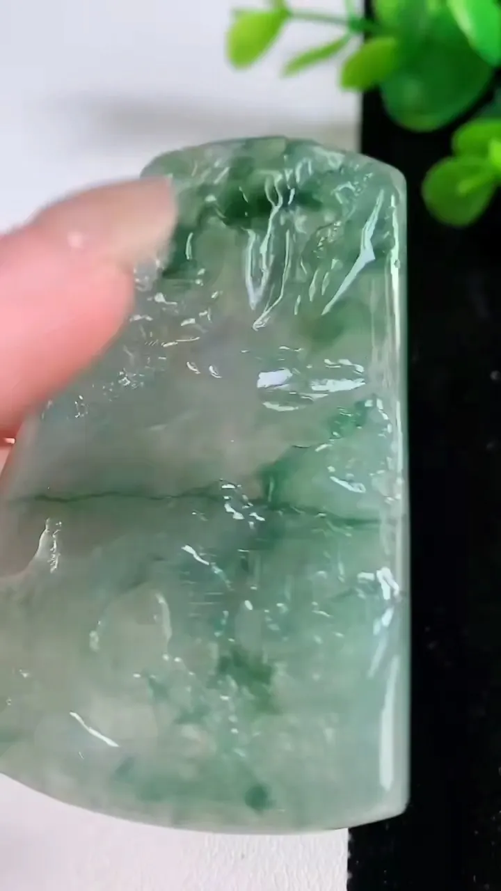天然A货翡翠牌吊坠，尺寸64.6-42.8-5.2，重量:33.37g
8月30日