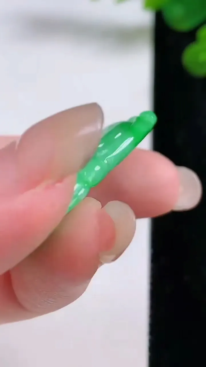 天然A货翡翠如意吊坠，尺寸36.6-21.3-5，重量:8.19g
8月30日