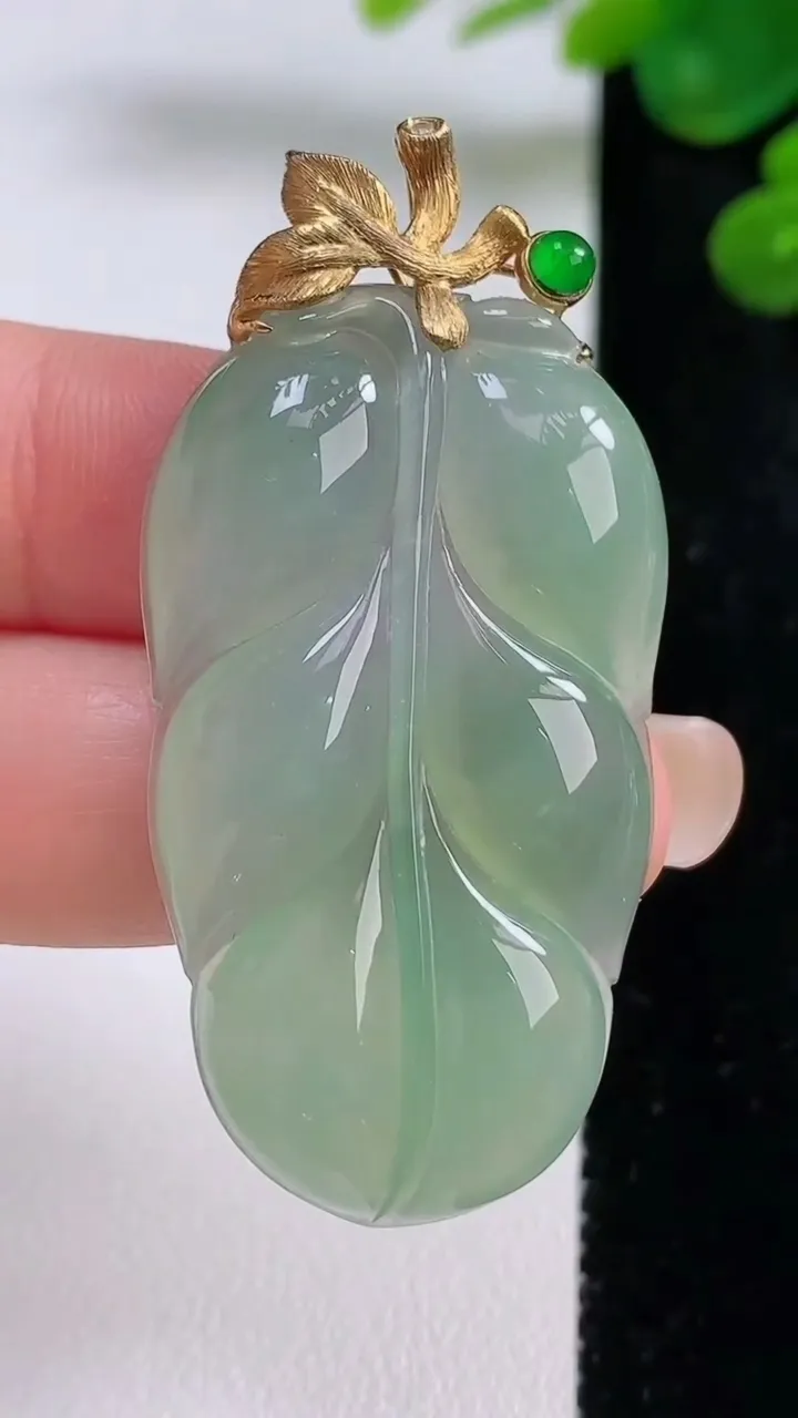 天然A货翡翠金枝玉叶 叶子吊坠，尺寸42.5-25.2-5，重量:13.20g
8月30日