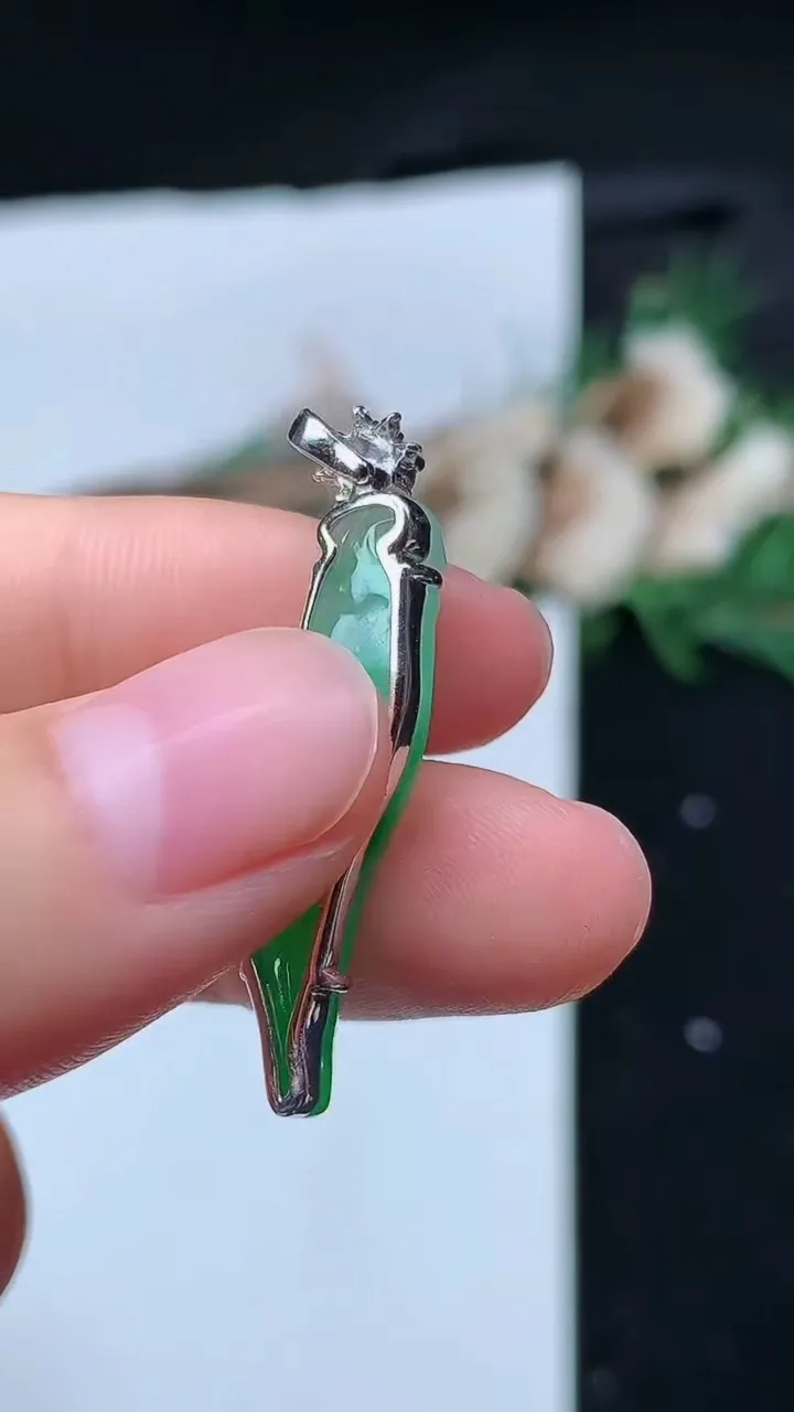 天然A货翡翠福瓜吊坠，尺寸29.4-6.2-5.2，重量:2.64g
8月30日