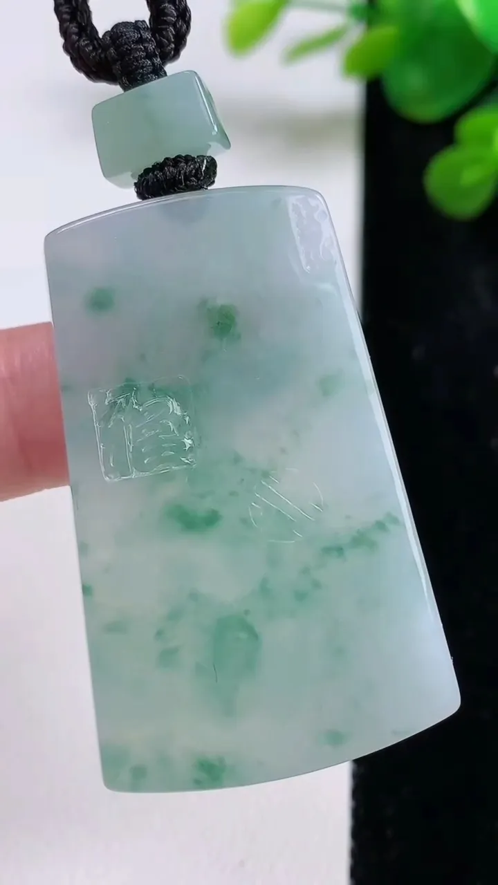天然A货翡翠冰种飘花仿古无事牌吊坠，尺寸44.6-26-4.8，重量:22.01g
8月30日