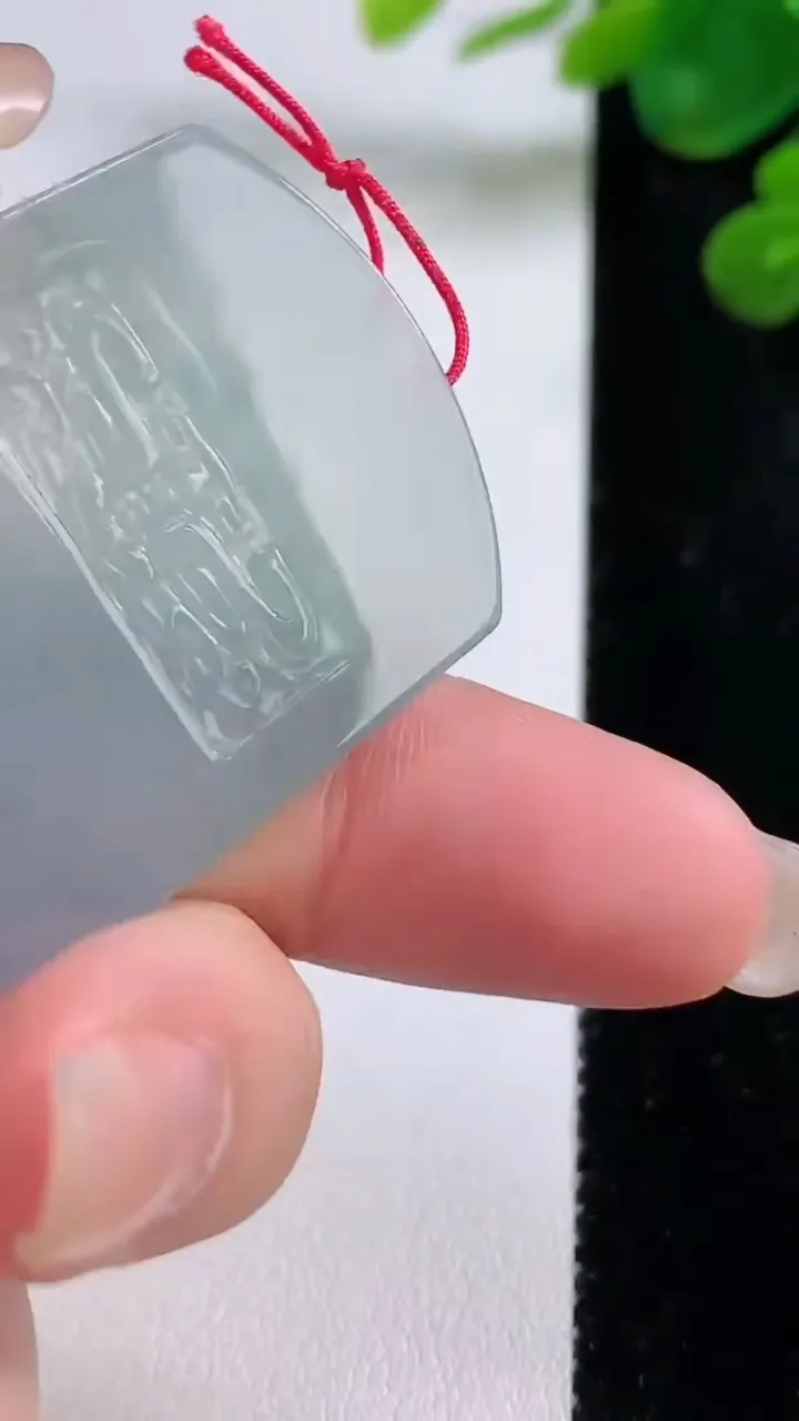 天然A货翡翠冰种飘花仿古无事牌吊坠，尺寸48.6-33.2-4.7，重量:22.10g
8月30日