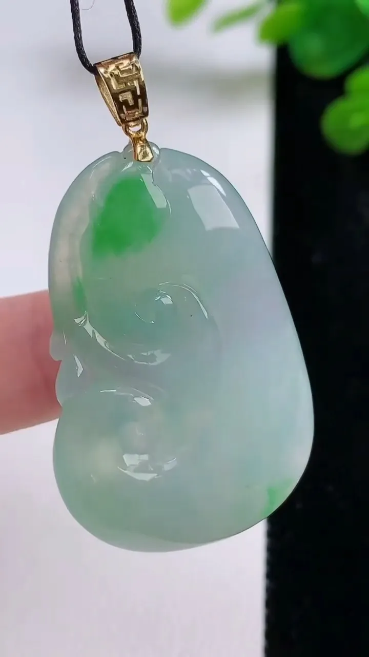 天然A货翡翠如意吊坠，尺寸41-26.4-5.8，重量:13.36g
8月30日