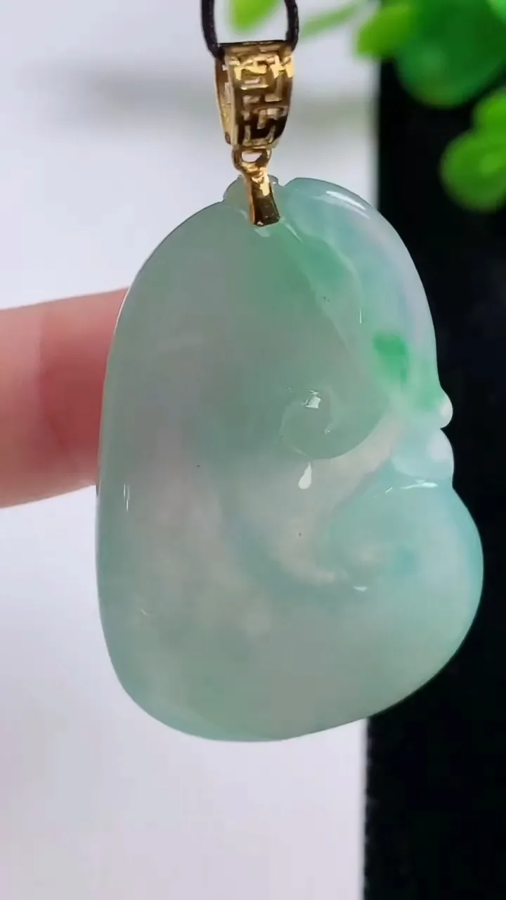 天然A货翡翠如意吊坠，尺寸41-26.4-5.8，重量:13.36g
8月30日