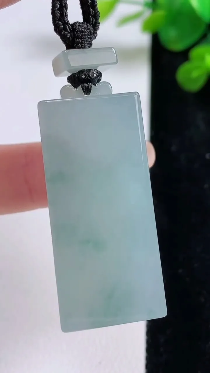 天然A货翡翠冰种飘花无事牌吊坠，尺寸40.2-18.4-12.3，重量:35.16g
8月30日