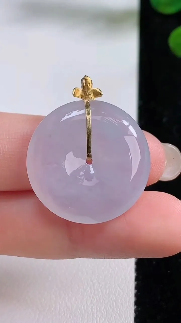 天然A货翡翠种白冰平安扣吊坠，尺寸24.3-5.3，重量:6.96g
8月30日