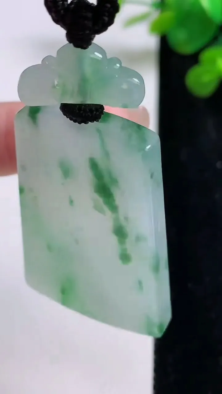 天然A货翡翠冰种飘花仿古无事牌吊坠，尺寸45.7-28.7-5.4，重量:26.15g
8月30日