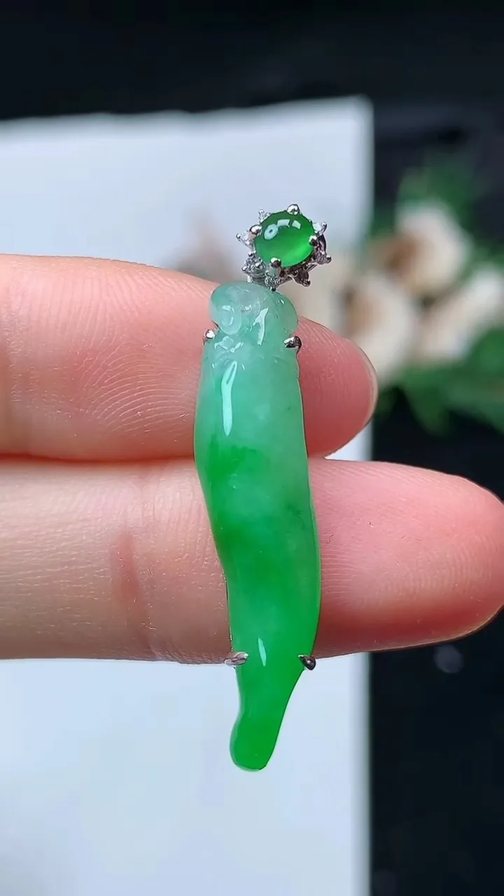天然A货翡翠福瓜吊坠，尺寸29.4-6.2-5.2，重量:2.64g
8月30日