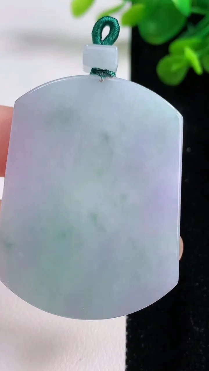 天然A货翡翠春带彩 紫罗兰无事牌吊坠，尺寸49.2-37-5.4，重量:29.91g
8月30日