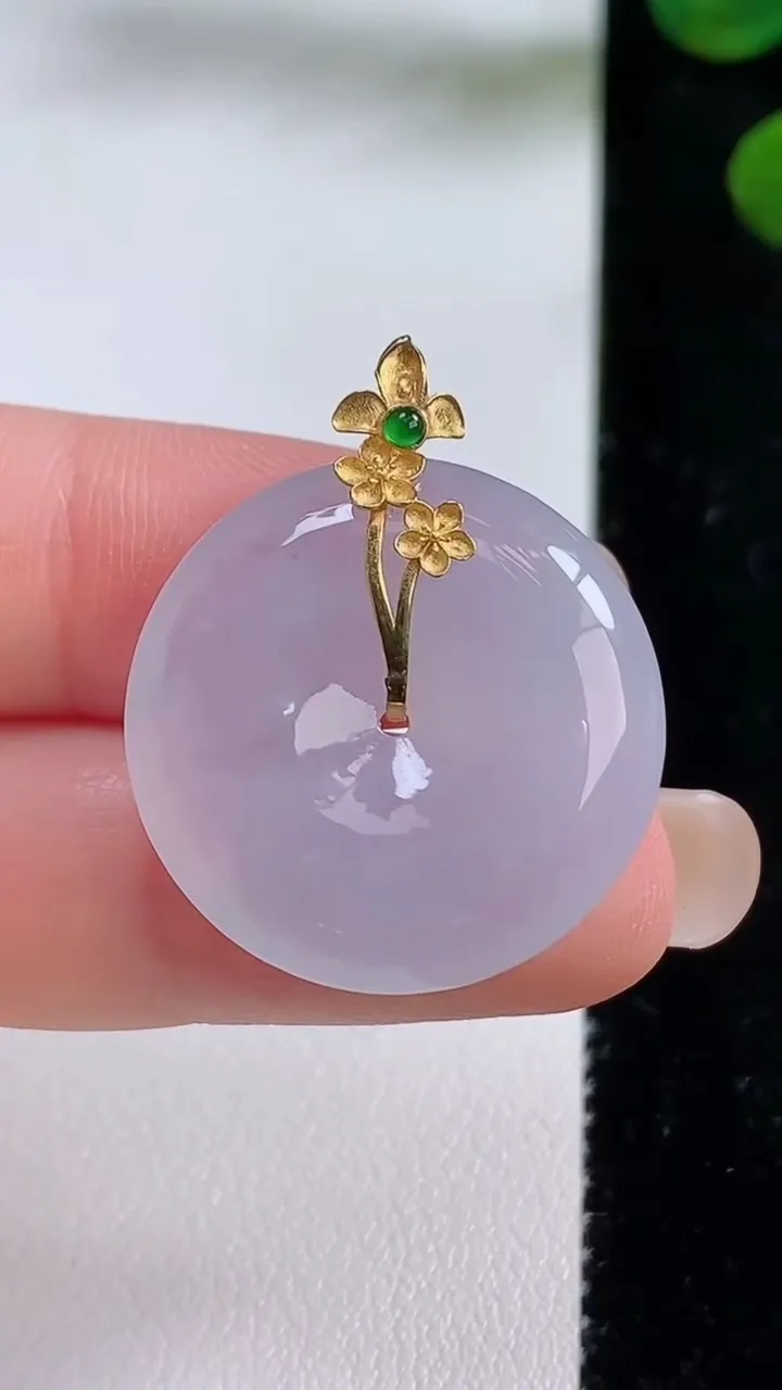 天然A货翡翠种白冰平安扣吊坠，尺寸24.3-5.3，重量:6.96g
8月30日