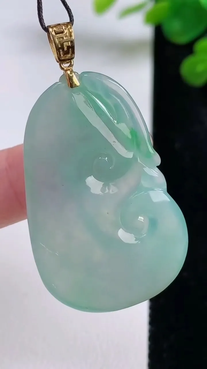 天然A货翡翠如意吊坠，尺寸41-26.4-5.8，重量:13.36g
8月30日